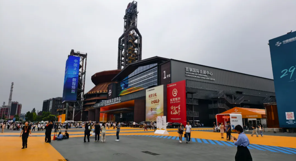 2025 服贸会忠和黄酒展区 - 房县黄酒展示图