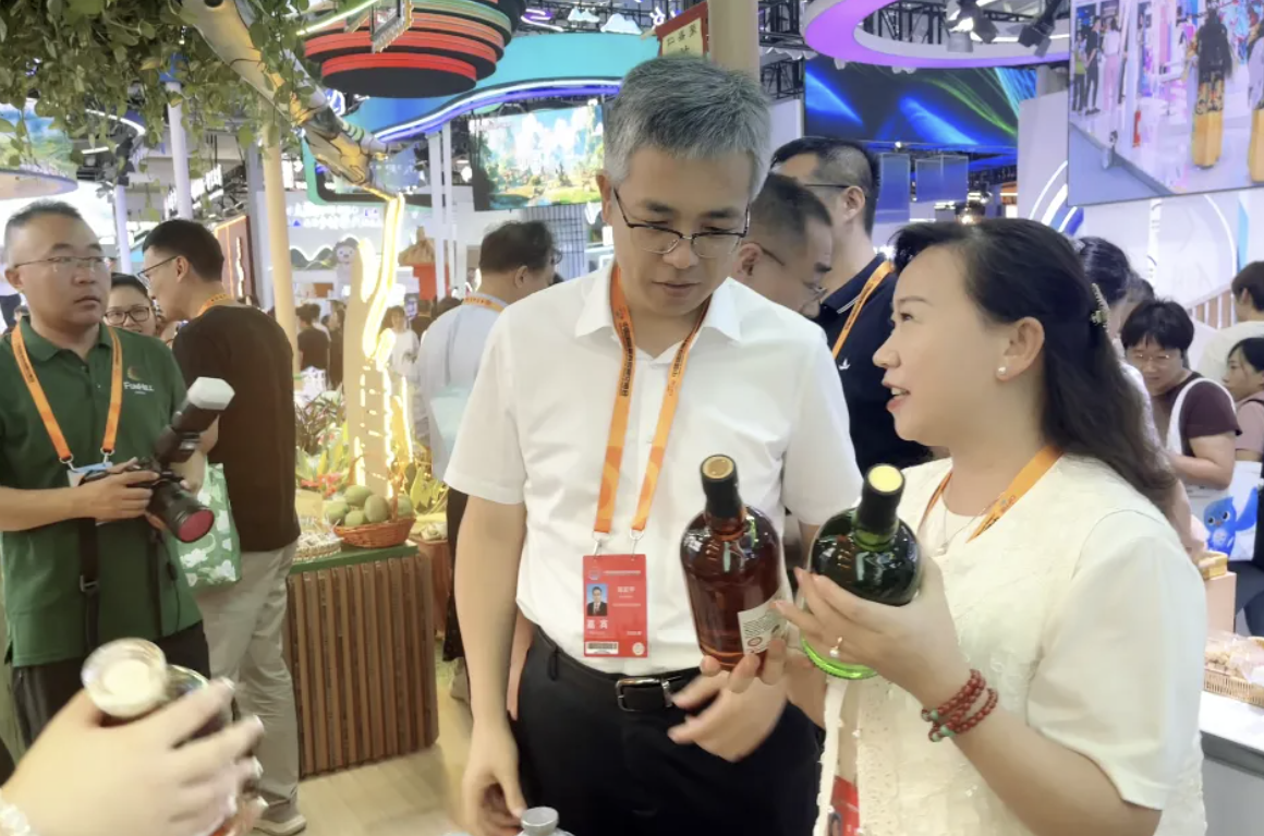 2025 服贸会忠和黄酒展区 - 房县黄酒展示图