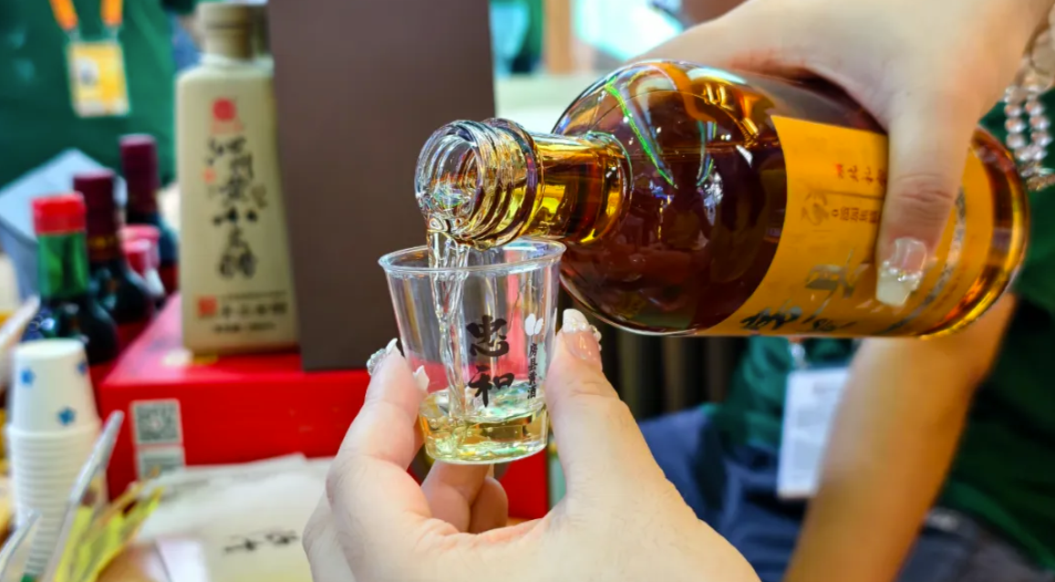 2025 服贸会忠和黄酒展区 - 房县黄酒展示图