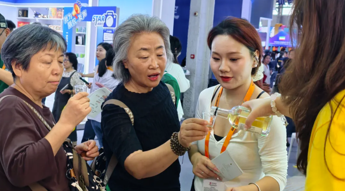 2025 服贸会忠和黄酒展区 - 房县黄酒展示图